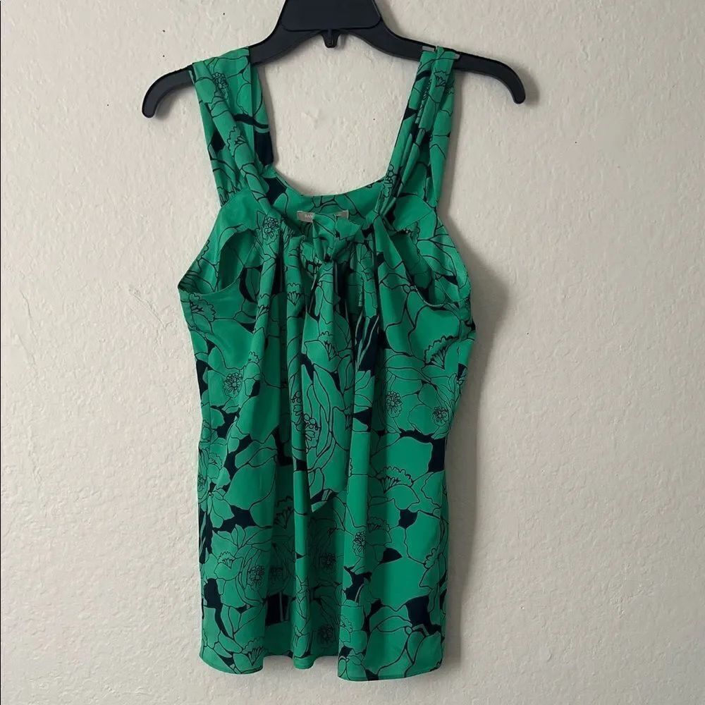 Like New! Banana Republic Floral Green Sleeveless Tie Front Top in Size M